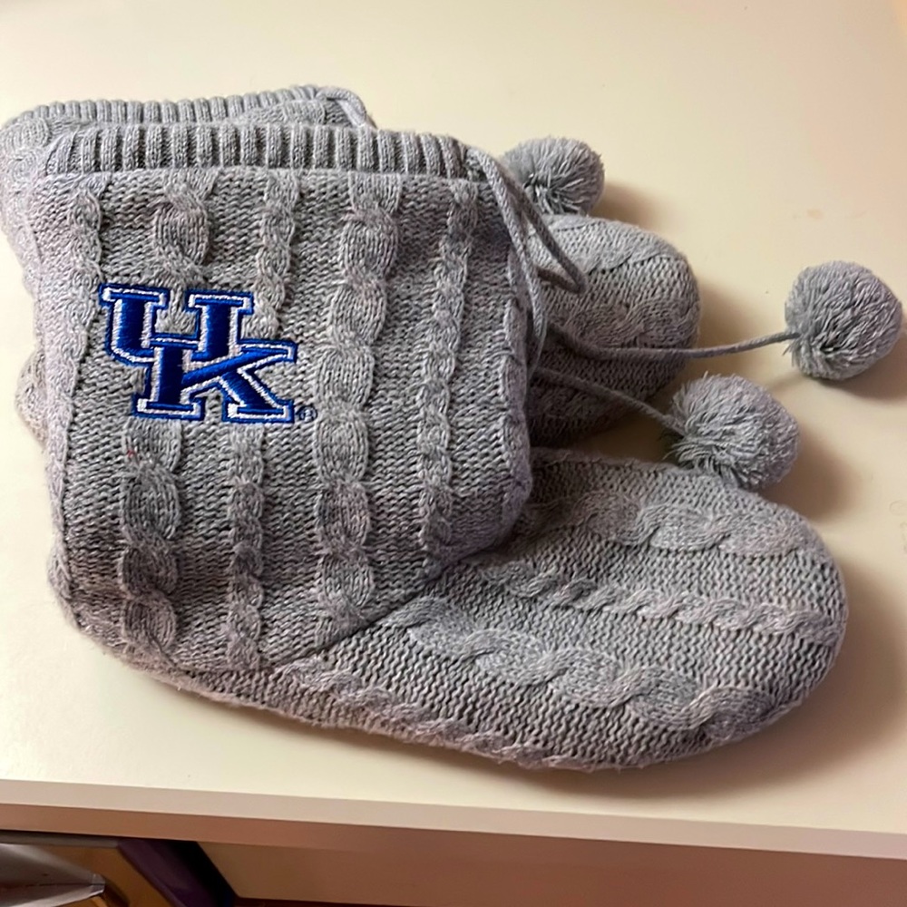 These are Kentucky wildcat house shoes women’s 9 to 10 size Brand Team Sport.